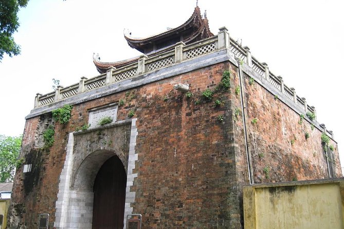 Small-group motorbike sightseeing and food tour in Hanoi - West Lake Coffee Break: A Reset Before the Main Food Time