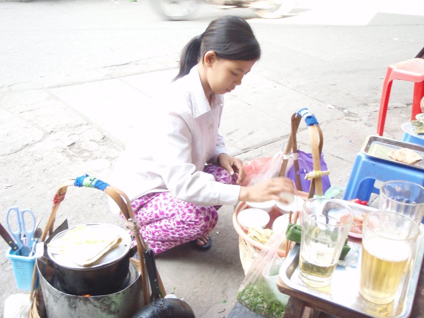 Street Food Tour Hanoi and Train Street Experience - It’s more than snacks: how the stops usually feel in sequence
