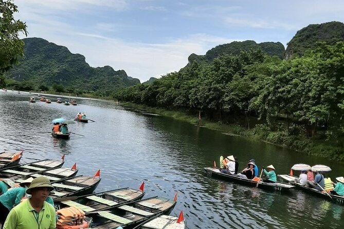 Trang An grottoes - Bai Dinh Pagoda Day Tours - Trang An grottoes: the boat ride through limestone karst passages