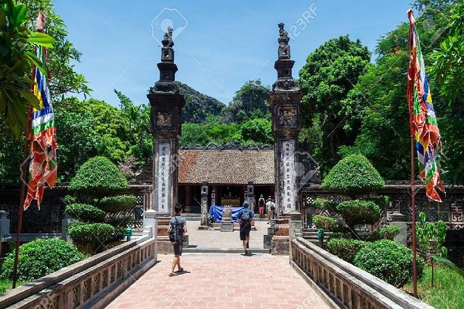 Trang An Hoa Lu Mua Cave Tour [Japanese guide, limousine bus, lunch and dinner included] - Back to Hanoi: Mua Cave down, bun cha up