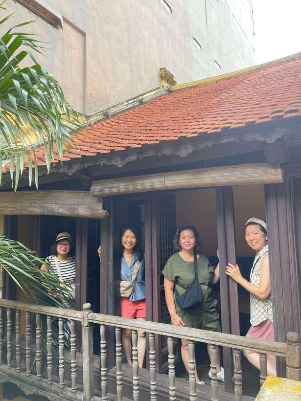 Uncover Hanoi’s Hidden Treasures: Old Quarter & Train Street - Dong Xuân market stop: browse, don’t get lost