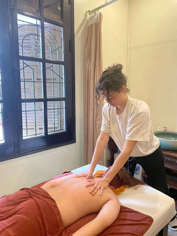 Vietnamese deep tissue neck and shoulder massage class - Building the Home Setup: Lighting, Music, and Oils