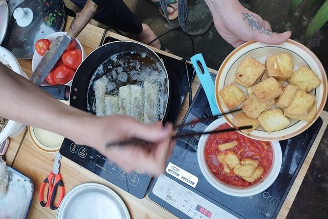 Vietnamese Spring Rolls Cooking Class - Saigonese Trekking House setup and the small-group vibe